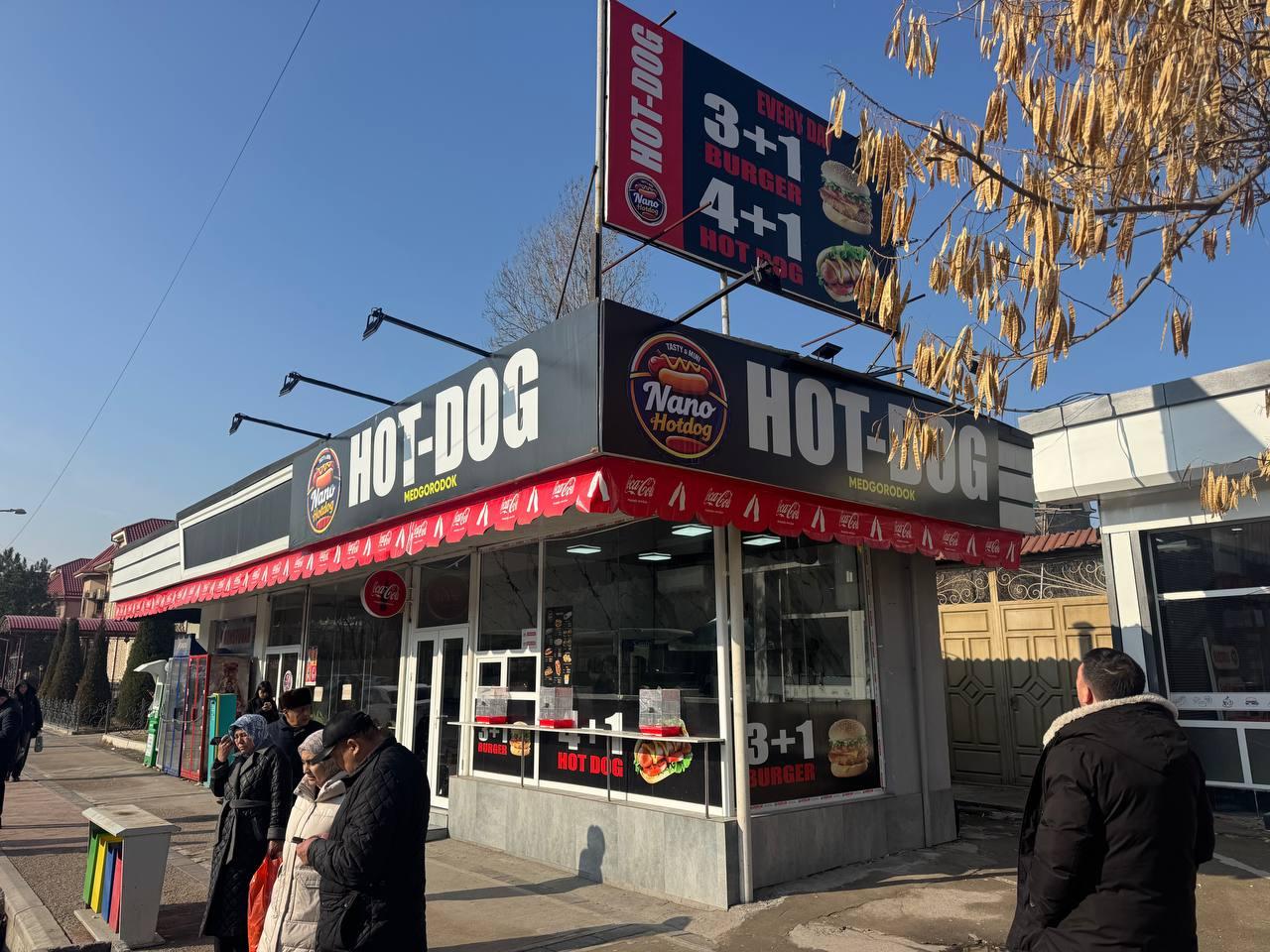 В социальных сетях распространяются сообщения о том, что возле Ташкентского государственного медицинского университета была установлена рекламная вывеска с надписью на хинди