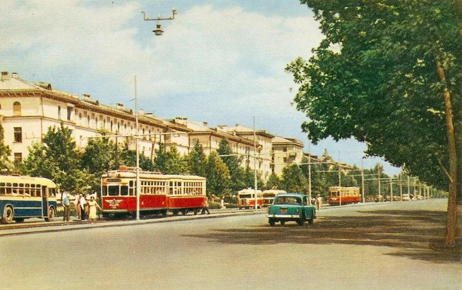 Спектакль «Под асфальтом пляж»