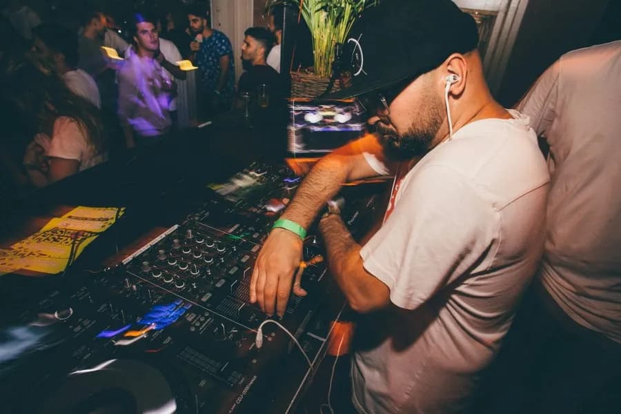 Вечеринка с DJ Eray Gümüş в Q Bar