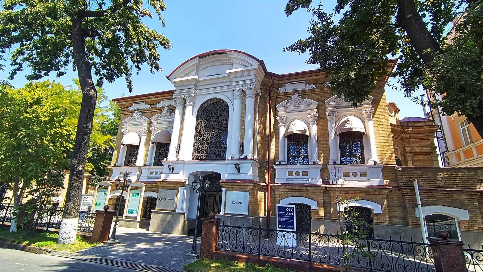 "Uzpromstroybank" near the Square