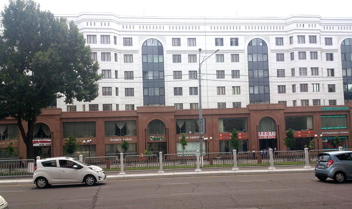 Navoiy ko‘chasidagi savdo majmuasi o‘rnidagi uylar