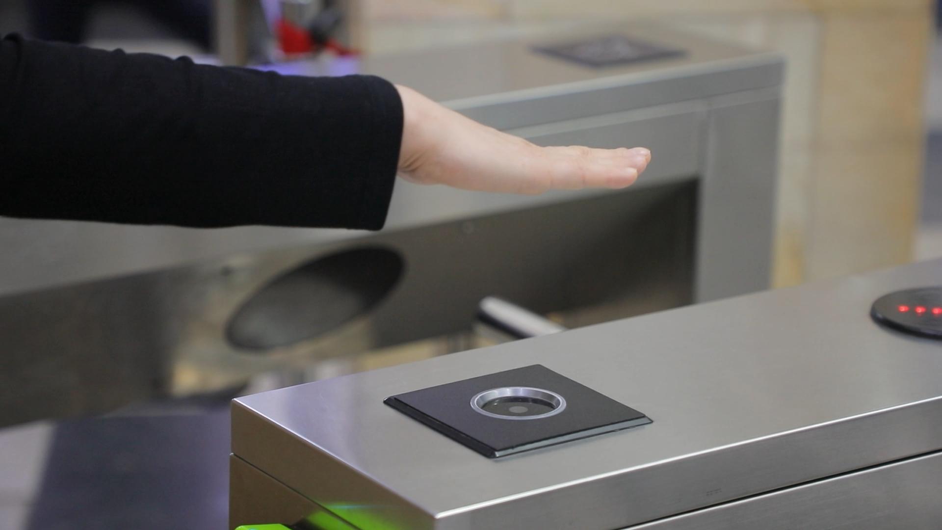 Toshkent metropolitenida yo‘l haqini kaft orqali to‘lash tizimi joriy etildi.