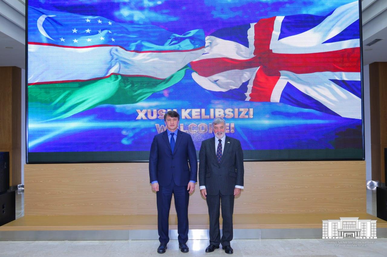 В хокимияте города Ташкента состоялась встреча хокима столицы Шавката Умурзакова со специальным торговым представителем Премьер-министра Великобритании по Центральной Азии и Азербайджану Лорд Джон Олдердайсом, возглавляющим авторитетную делегацию, прибывшую в Узбекистан с официальным визитом.